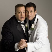 Adam Sandler e Kevin James guancia a guancia in una scena di Io vi dichiaro marito e...marito