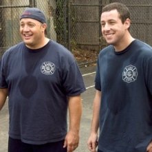 Adam Sandler e Kevin James in una scena di Io vi dichiaro marito e... marito