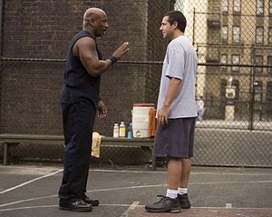 Adam Sandler e Ving Rhames in una scena di Io vi dichiaro marito e...marito