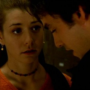 Alyson Hannigan e Nicholas Brendon in una scena di Buffy - L'ammazzavampiri, episodio Il branco