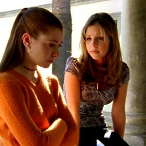 Alyson Hannigan e Sarah Michelle Gellar in una scena di Buffy - L'ammazzavampiri, episodio Il branco