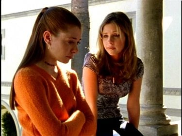 Alyson Hannigan e Sarah Michelle Gellar in una scena di Buffy - L'ammazzavampiri, episodio Il branco