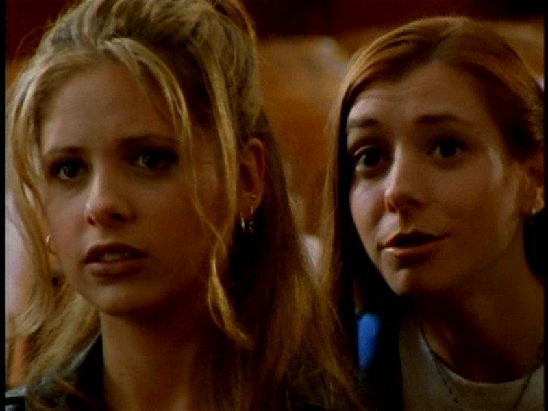 Alyson Hannigan E Sarah Michelle Gellar In Una Scena Di Buffy L Ammazzavampiri Episodio Il Teatro Di Burattini 45156