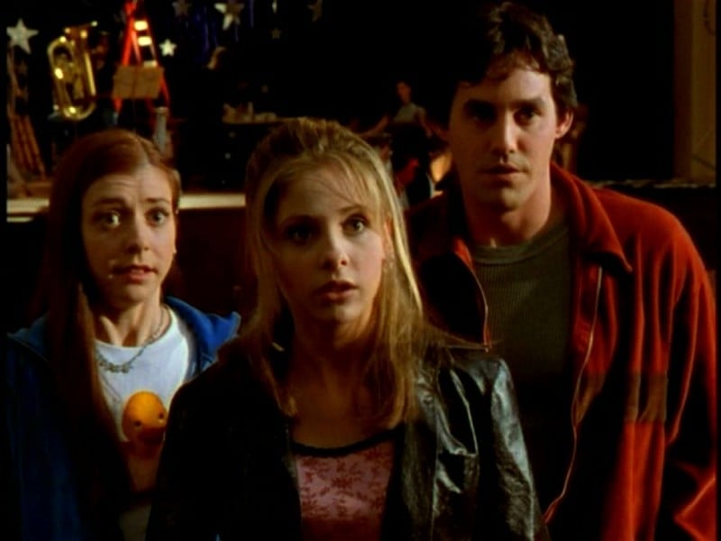 Sarah Michelle Gellar, Alyson Hannigan e Nicholas Brendon in una scena di Buffy - L'ammazzavampiri, episodio Il teatro di burattini