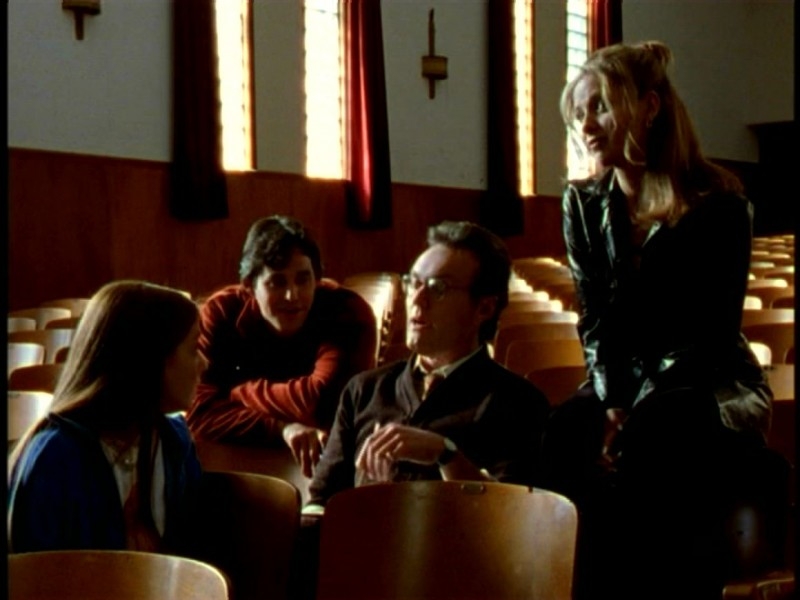 Alyson Hannigan Sarah Michelle Gellar Nicholas Brendon E Anthony Head In Una Scena Di Buffy L Ammazzavampiri Episodio Il Teatro Di Burattini 45153