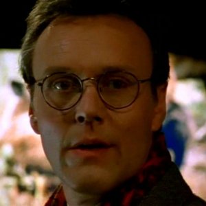 Anthony Head in una scena di Buffy - L'ammazzavampiri, episodio Il branco