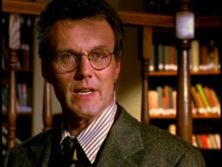 Anthony Head in una scena di Buffy - L'ammazzavampiri, episodio Il male nella rete