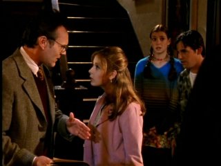 Anthony Head, Sarah Michelle Gellar, Alyson Hannigan e Nicholas Brendon in una scena di Buffy - L'ammazzavampiri, episodio Il primo appuntamento