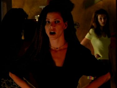 Charisma Carpenter in una scena di Buffy - L'ammazzavampiri, episodio Il primo appuntamento