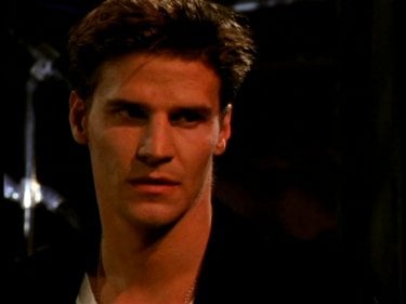 Davdi Boreanaz in una scena di Buffy - L'ammazzavampiri, episodio Il primo appuntamento