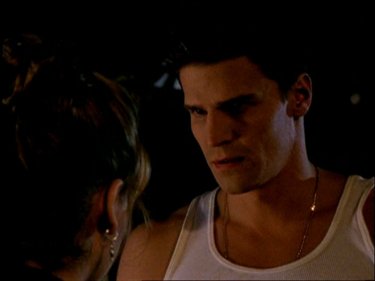 David Boreanaz in una scena di Buffy - L'ammazzavampiri, episodio La mantide