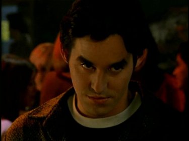 Nicholas Brendon in una sequenza di Buffy - L'ammazzavampiri, episodio Il branco