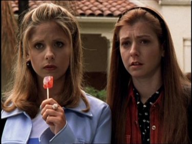 Sarah Michelle Gellar e Alyson Hannigan in una scena di Buffy - L'ammazzavampiri, episodio Incubi