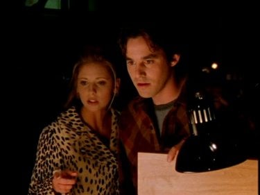 Sarah Michelle Gellar e Nicholas Brendon in una scena di Buffy - L'ammazzavampiri, episodio Il male nella rete