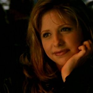 Sarah Michelle Gellar in una sequenza di Buffy - L'ammazzavampiri, episodio Il branco