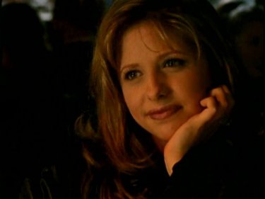 Sarah Michelle Gellar in una sequenza di Buffy - L'ammazzavampiri, episodio Il branco