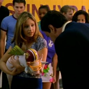 Sarah Michelle Gellar in una scena di Buffy - L'ammazzavampiri, episodio Il branco