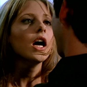 Sarah Michelle Gellar in una scena drammatica di Buffy - L'ammazzavampiri, episodio Il branco