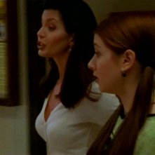 Alyson Hannigan e Charisma Carpenter in una scena di Buffy - L'ammazzavampiri, episodio La profezia