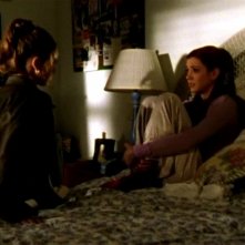 Alyson Hannigan e Sarah Michelle Gellar in una scena di Buffy - L'ammazzavampiri, episodio La profezia
