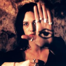 Una bella immagine di Asia Argento in una scena del film Transylvania