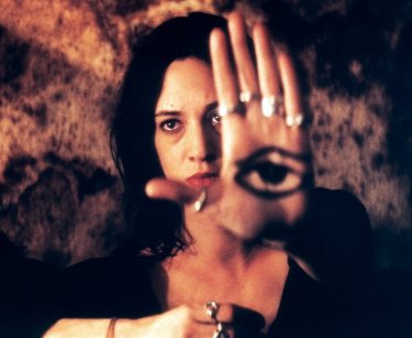 Una bella immagine di Asia Argento in una scena del film Transylvania