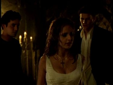 David Boreanaz, Nicholas Brendon e Sarah Michelle Gellar in una scena di Buffy - L'ammazzavampiri, episodio La profezia