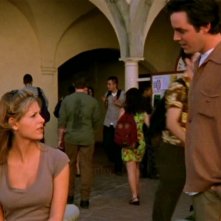 Sarah Michelle Gellar e Nicholas Brendon in una scena di Buffy - L'ammazzavampiri, episodio La profezia