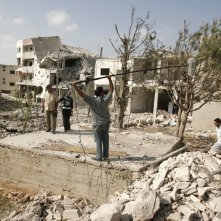 Una scena del film Sotto le bombe