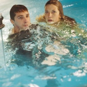 Sarah Roemer e Shia LaBeouf in una scena del film Disturbia