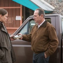 Charlize Theron e Tommy Lee Jones in una scena di In the Valley of Elah