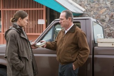 Charlize Theron e Tommy Lee Jones in una scena di In the Valley of Elah