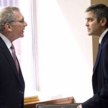 Sydney Pollack con George Clooney in una scena di Michael Clayton
