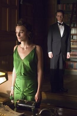 Keira Knightley con James McAvoy in una scena del film Espiazione