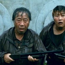 Byeon Hie-bong e Song Kang-ho in una scena di THE HOST