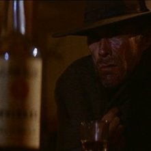 Clint Eastwood in una sequenza de GLI SPIETATI