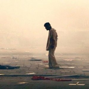 Song Kang-ho in una suggestiva scena di THE HOST