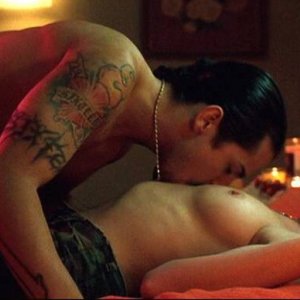  Anne Hathaway a seno  nudo in una calda scena del film Havoc