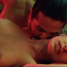 Una sexy Anne Hathaway in una calda sequenza del film Havoc