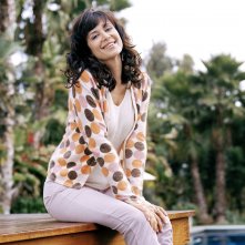 Wallpaper di Catherine Bell mentre posa sorridente