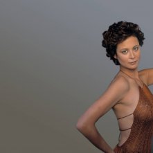 Wallpaper di Catherine Bell con un abito color sabbia