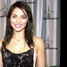 Wallpaper di una sorridente Natalie Imbruglia vestita di nero
