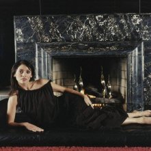 Wallpaper di Natalie Imbruglia distesa di fronte a un camino