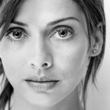 Wallpaper di Natalie Imbruglia con un ritratto b/ndell'attrice-cantante australiana
