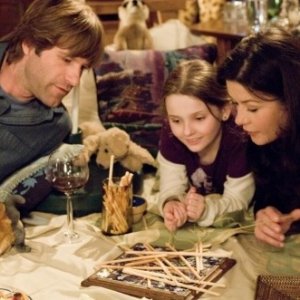 Abigail Breslin, Catherine Zeta-Jones e Aaron Eckhart in una scena di Sapori e Dissapori.