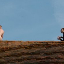 Alan Tudyk (di spalle) in una scena del film Funeral Party