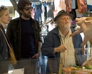 Albert e Julie Delpy con Adam Goldberg in una scena del film 2 Days in Paris