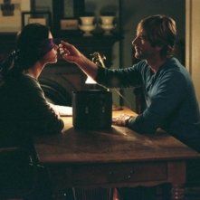 Catherine Zeta-Jones e Aaron Eckhart in una scena della commedia Sapori e Dissapori.