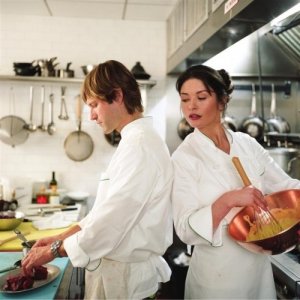 Catherine Zeta-Jones e Aaron Eckhart in una scena della commedia culinaria Sapori e Dissapori