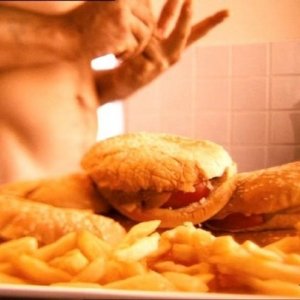 Patatine e hamburger come arma del serial killer protagonista del film Feed